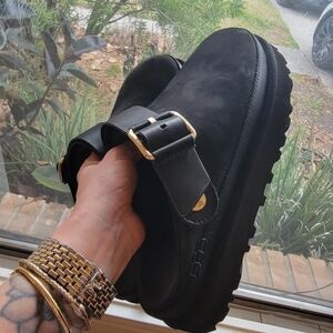 UGG Golderstar Villa Clogs Size 8 with Gold Buckle